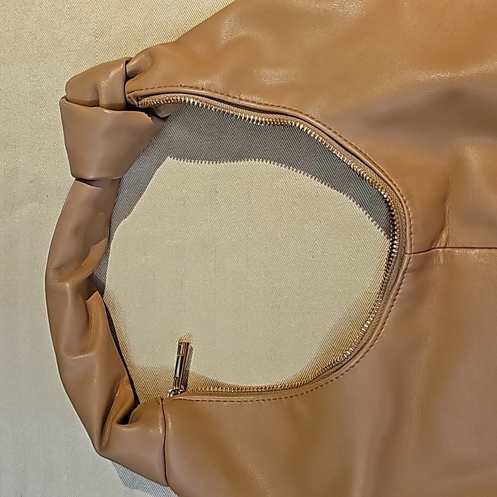 Women's tan leather shoulder bag